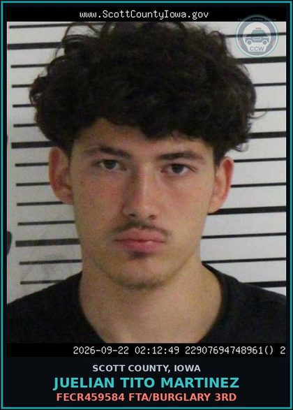 CCW arrest card for Juelian Tito Martinez in Scott County: FECR459586 FTA/POSS CONT SUBSTANCE